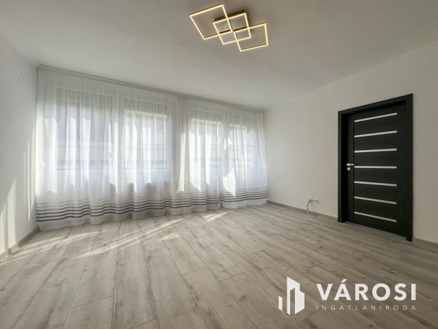 Arany János úton 1. emeleti, frissen felújított lakás eladó!