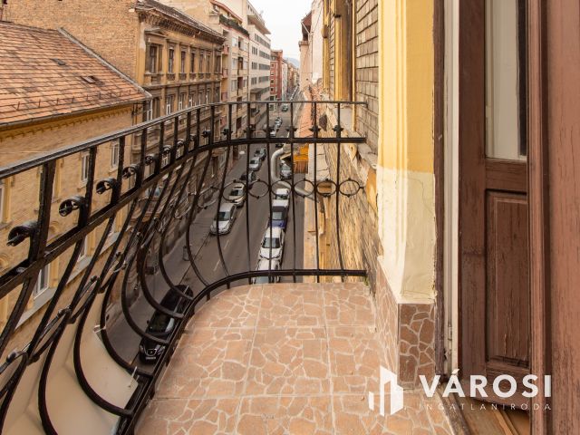 Világos erkélyes polgári lakás a VII. kerületben