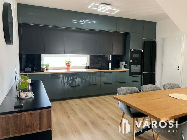 Részben panorámás luxus ikerfél Szabadifürdőn eladó