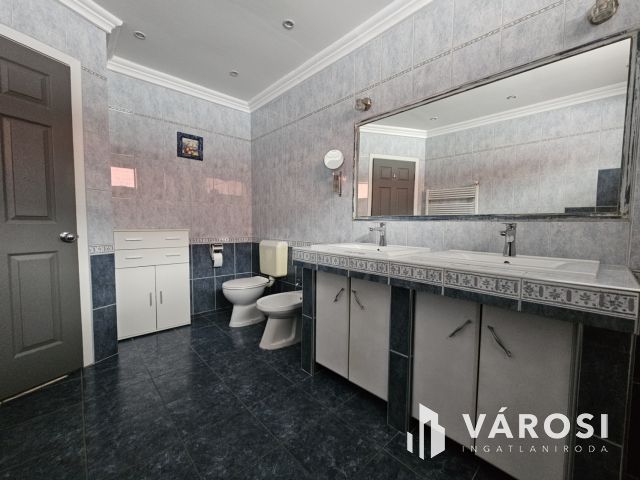 Igényes, felújított ház két lakrésszel Győrszentivánon