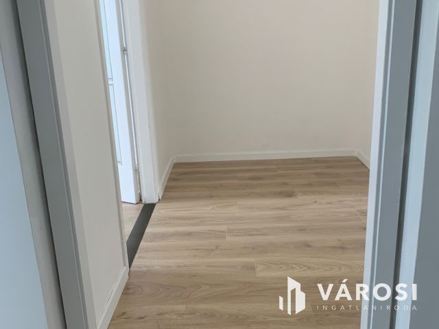 Derék utcán eladó egy  felújított, panorámás lakás