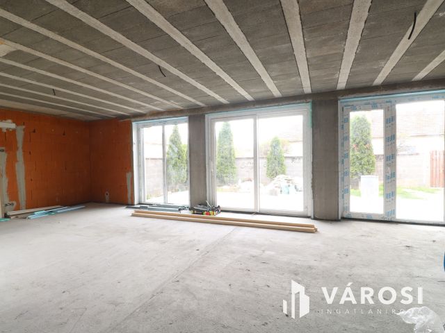 Szöregen kulcsrakész családi ház eladó.