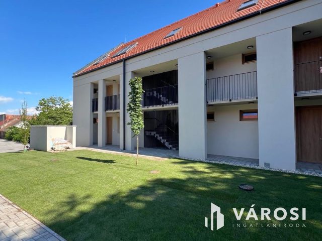 Kertkapcsolatos, medencés, 3 szobás lakás eladó  "Tomajon"
