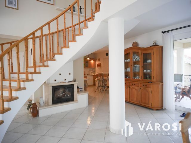 Exkluzív stílusos családi ház dupla garázzsal eladó