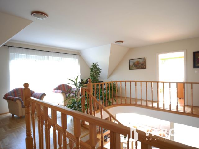 Exkluzív stílusos családi ház dupla garázzsal eladó