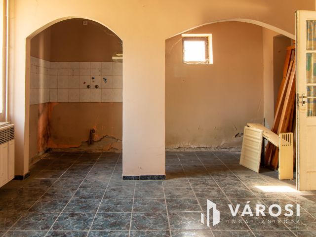 Vidéki hangulatú felújítandó családi ház Tinnyén.