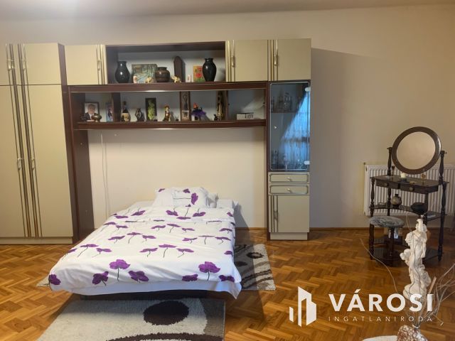 Nyiregyháza belvárosában bájos sorház ,üzlettel eladó