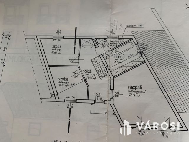 Nyiregyháza belvárosában bájos sorház ,üzlettel eladó