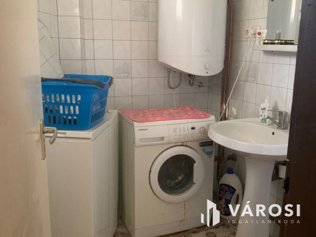 Nyiregyháza belvárosában bájos sorház ,üzlettel eladó