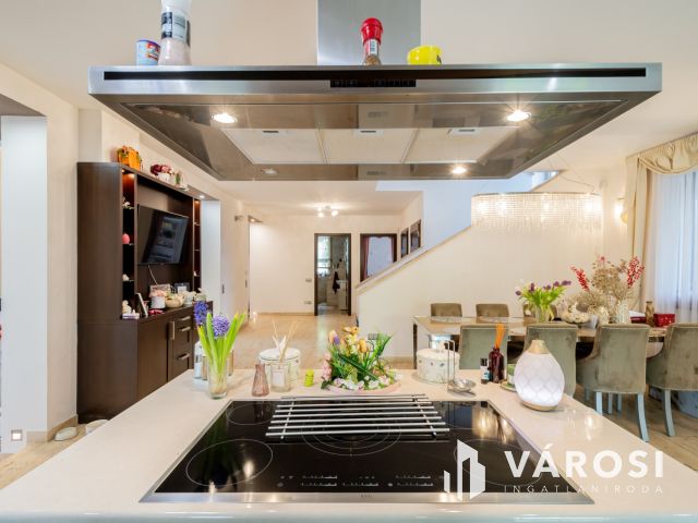 Mediterrán családi ház, luxus lakóparkban Fótligeten