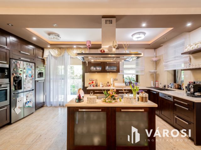 Mediterrán családi ház, luxus lakóparkban Fótligeten