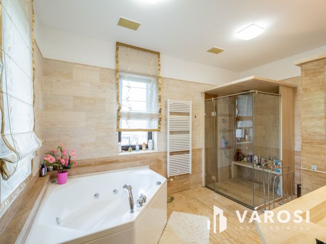 Mediterrán családi ház, luxus lakóparkban Fótligeten