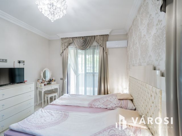 Mediterrán családi ház, luxus lakóparkban Fótligeten