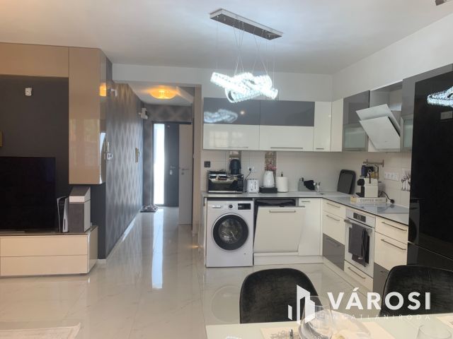 Kiadó prémium ikerház a Hatvan utcai kertben