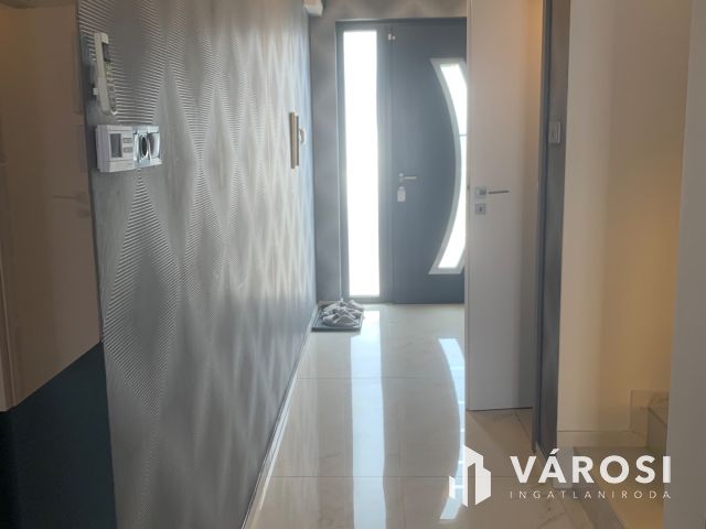 Kiadó prémium ikerház a Hatvan utcai kertben