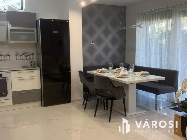 Kiadó prémium ikerház a Hatvan utcai kertben