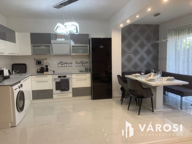 Kiadó prémium ikerház a Hatvan utcai kertben