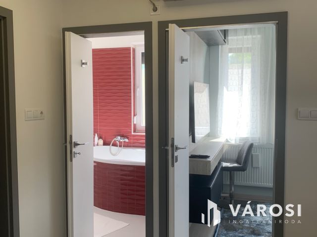 Kiadó prémium ikerház a Hatvan utcai kertben