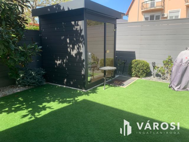 Kiadó prémium ikerház a Hatvan utcai kertben