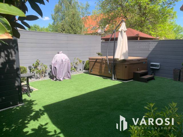Kiadó prémium ikerház a Hatvan utcai kertben