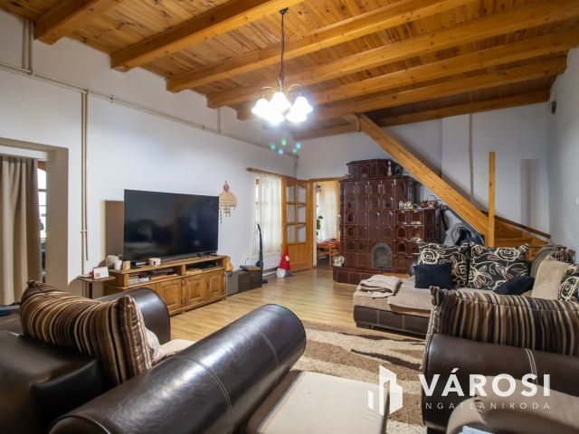 Kétgenerációs ikerház, saját kertrésszel