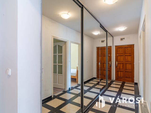 Nappali plusz két szobás lakás a Madáchban