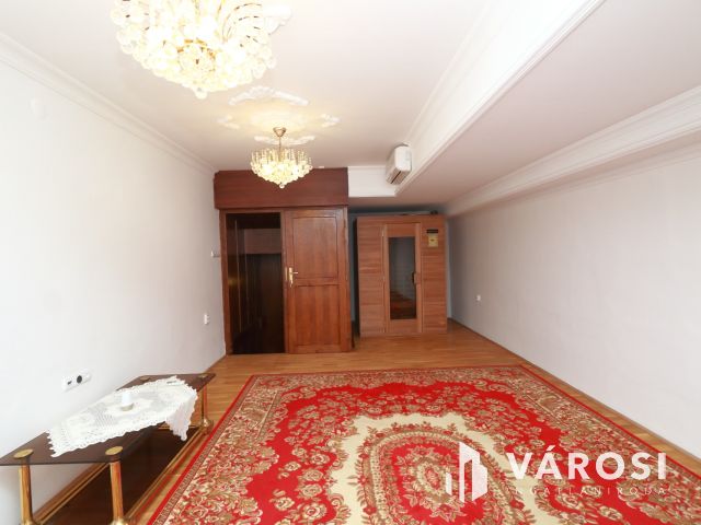Családi otthon, vállalkozás egy helyen a belváros szívében!