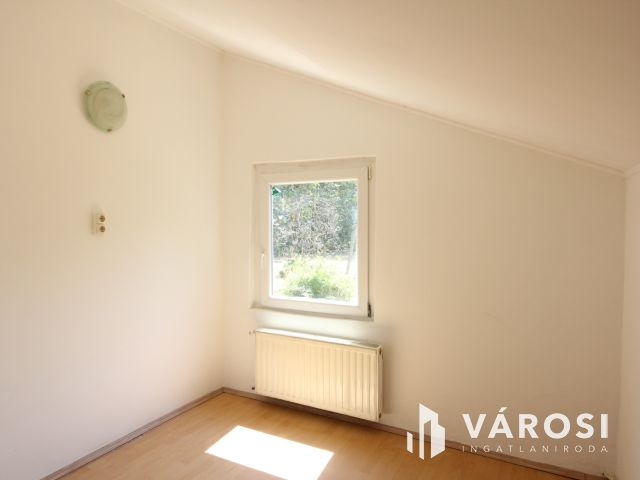 KERTES HÁZ A ZÁRT KERTBEN.