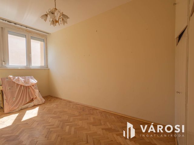 Csendes tégla lakás az Erős János utcában!