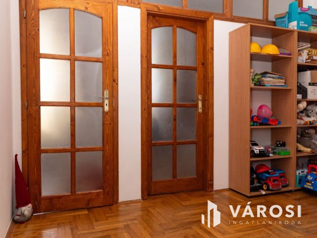 Panel áron eladó -belvárosi házrész szaunával-Debrecenben!
