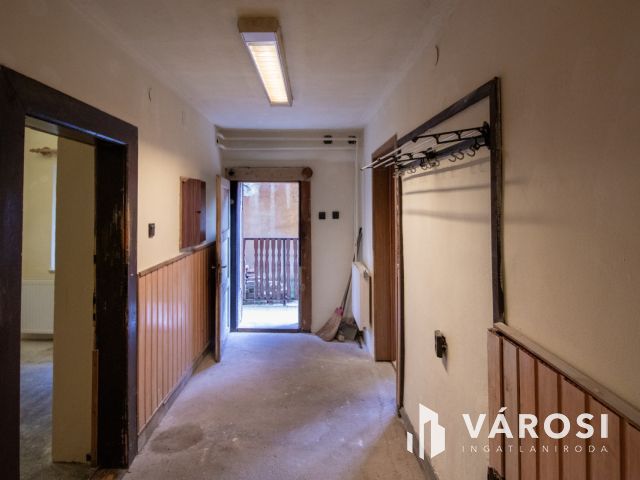 Perecesi ikerház ez erdő szélén