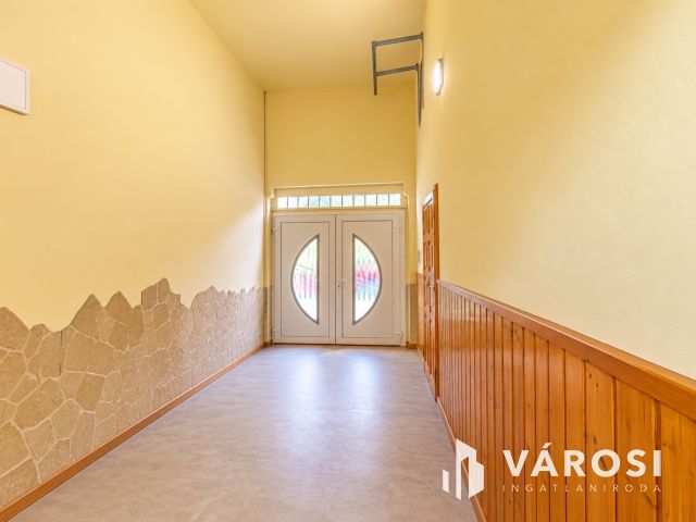 PÉCS BELVÁROSÁBAN BELSŐ 2 SZINTES, KERTES CSALÁDI HÁZ KIADÓ