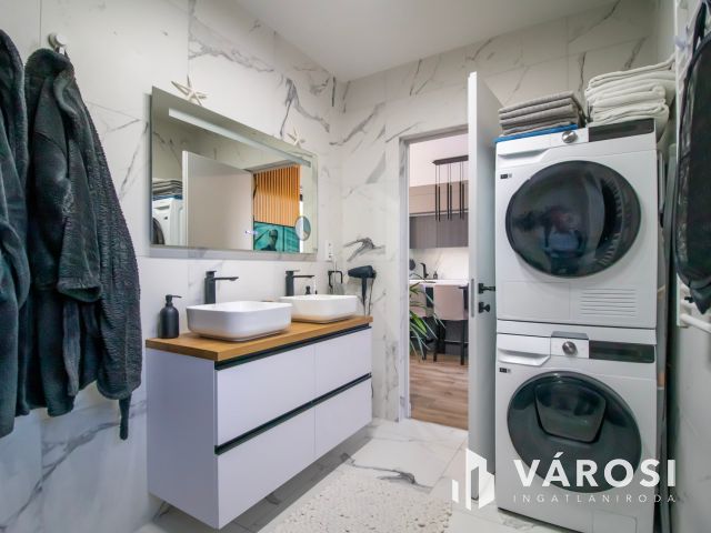 Kiadó luxus penthouse lakás Velencén