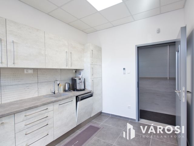 940 m2-es ipari csarnok + 300 m2-es szuper iroda kiadó