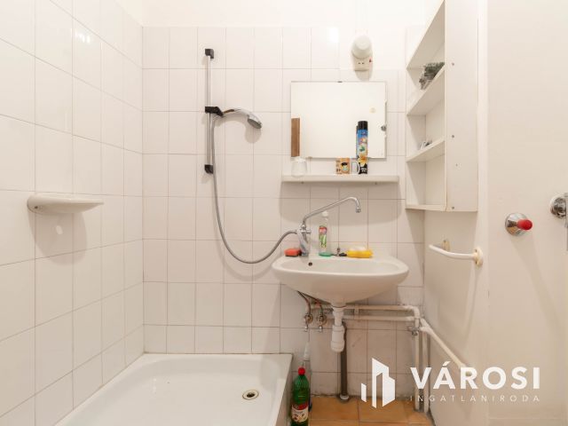 Utcafronti, kirakatos, 55 m2-es üzlet a Béke utca közelében